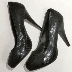New pump heels snake pattern